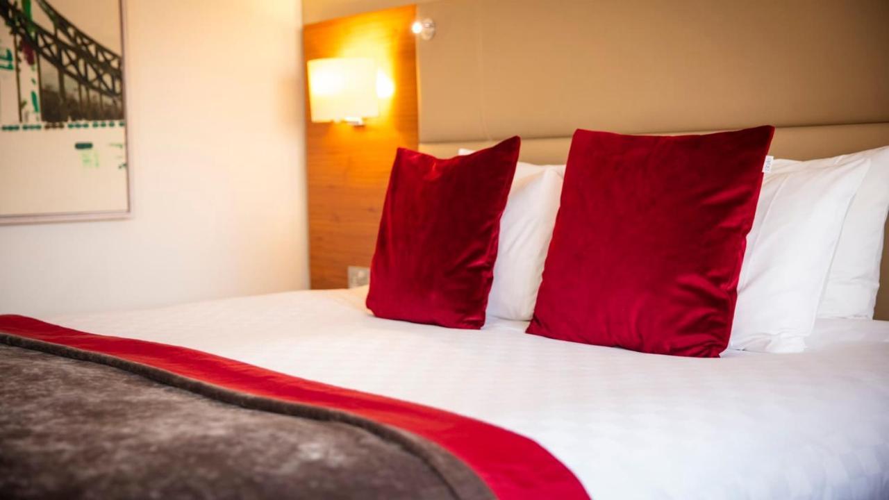 The Tower Hotel, By Thistle Londra Esterno foto A room at the hotel