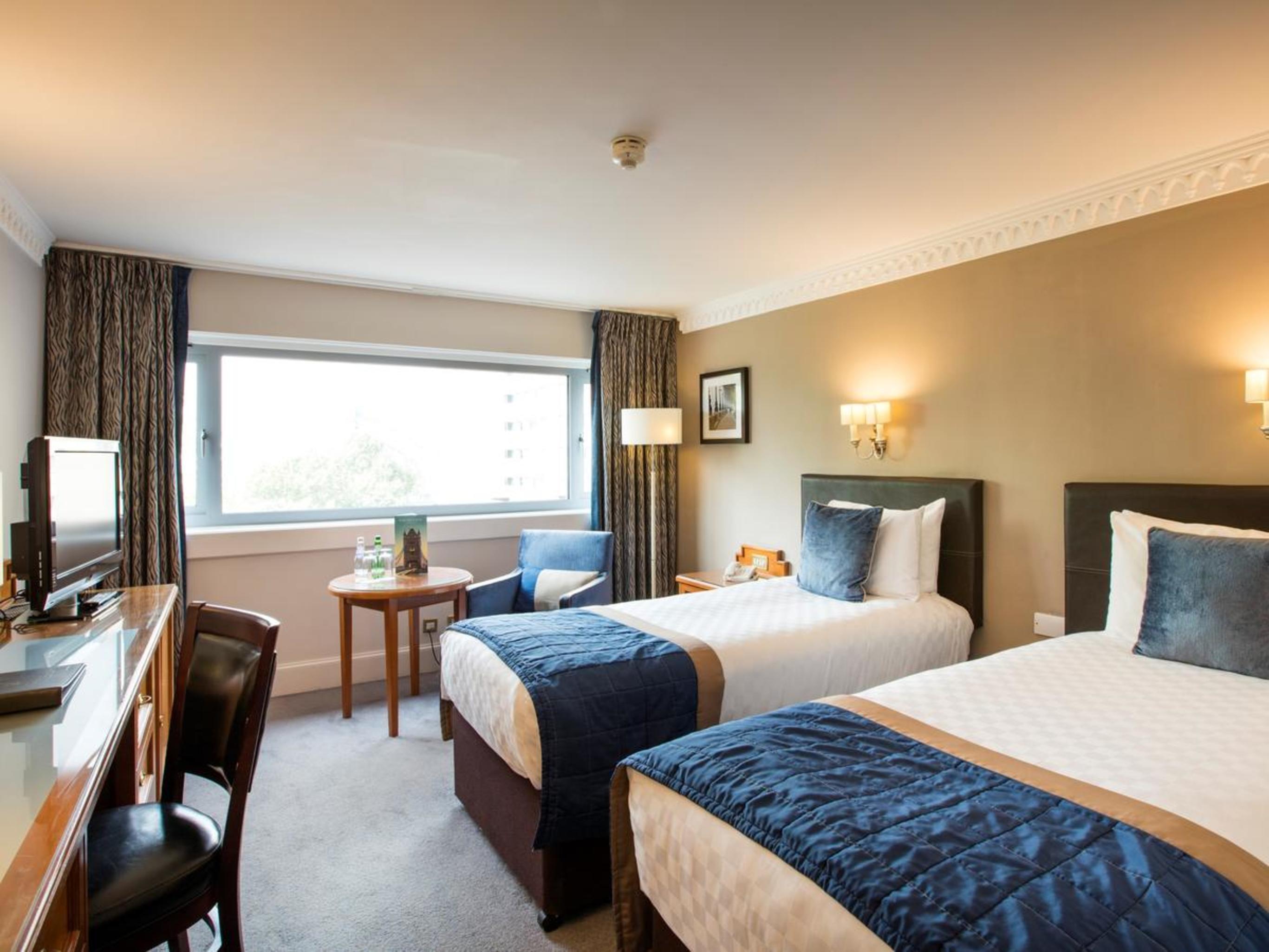 The Tower Hotel, By Thistle Londra Esterno foto A room at the hotel