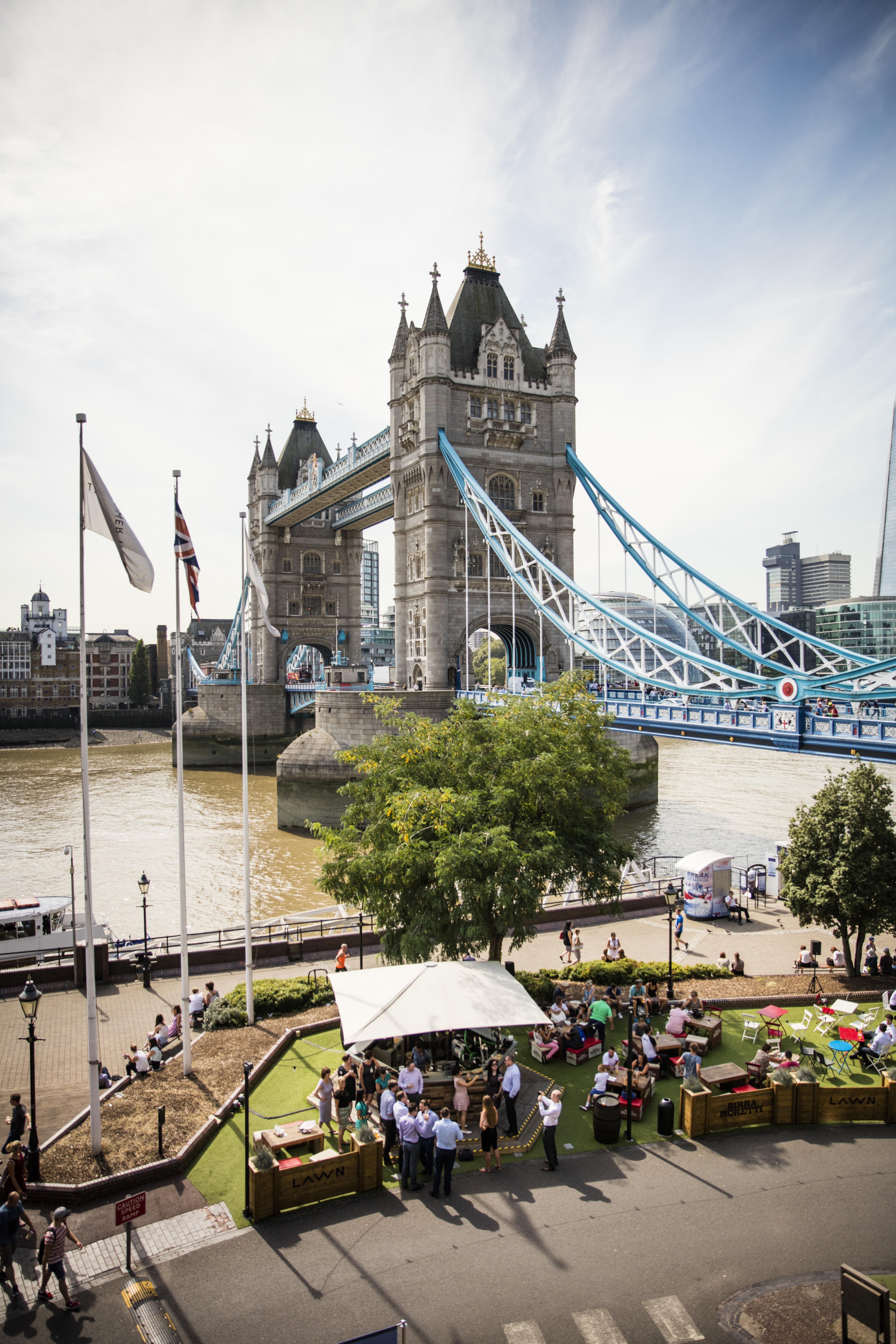 The Tower Hotel, By Thistle Londra Esterno foto "The lawn is a great place to play golf"
