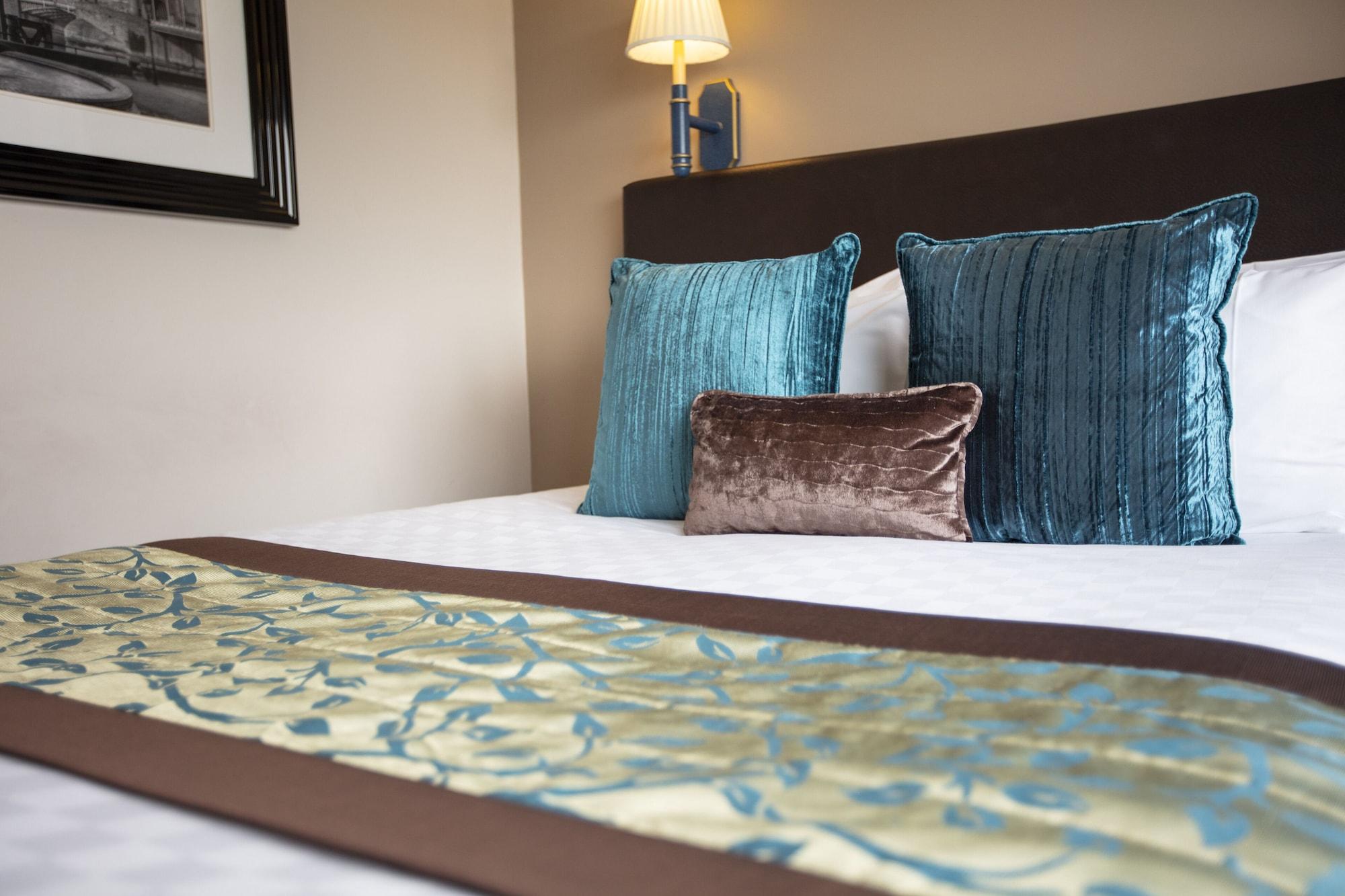 The Tower Hotel, By Thistle Londra Esterno foto A hotel room in Dublin