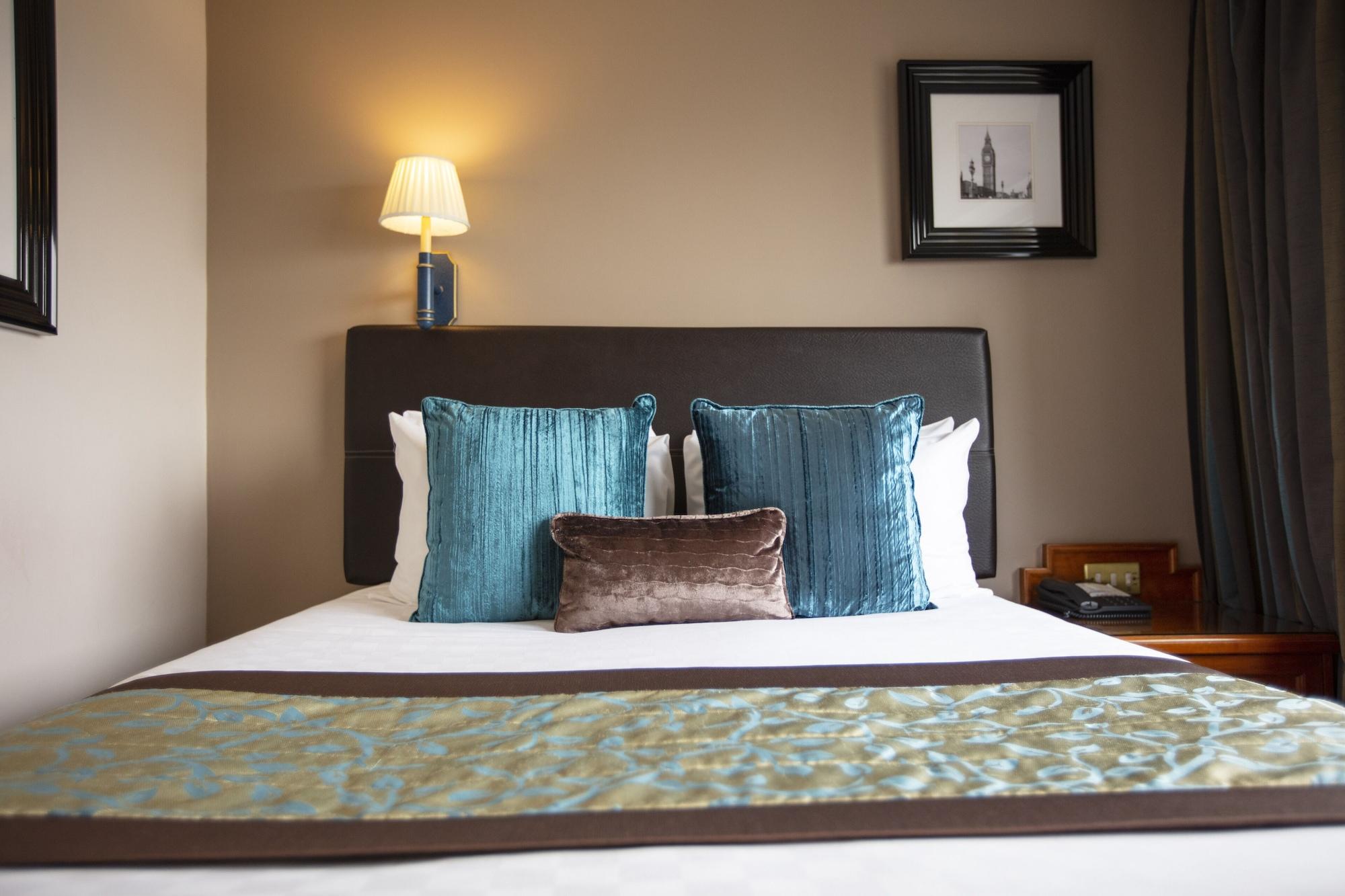 The Tower Hotel, By Thistle Londra Esterno foto A room at the hotel