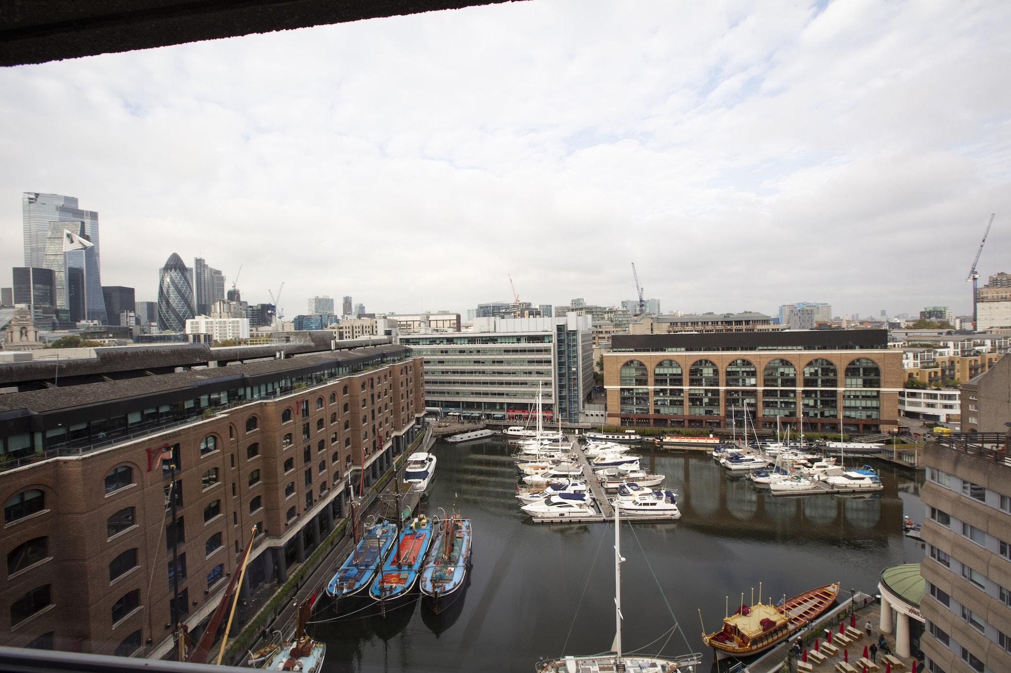 The Tower Hotel, By Thistle Londra Esterno foto The view of the marina from the tower