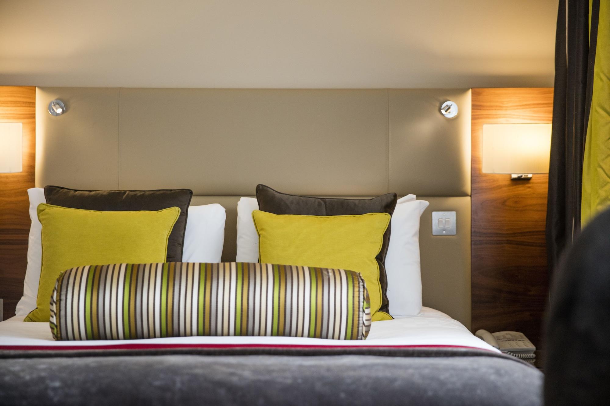 The Tower Hotel, By Thistle Londra Esterno foto Detail of a bedroom