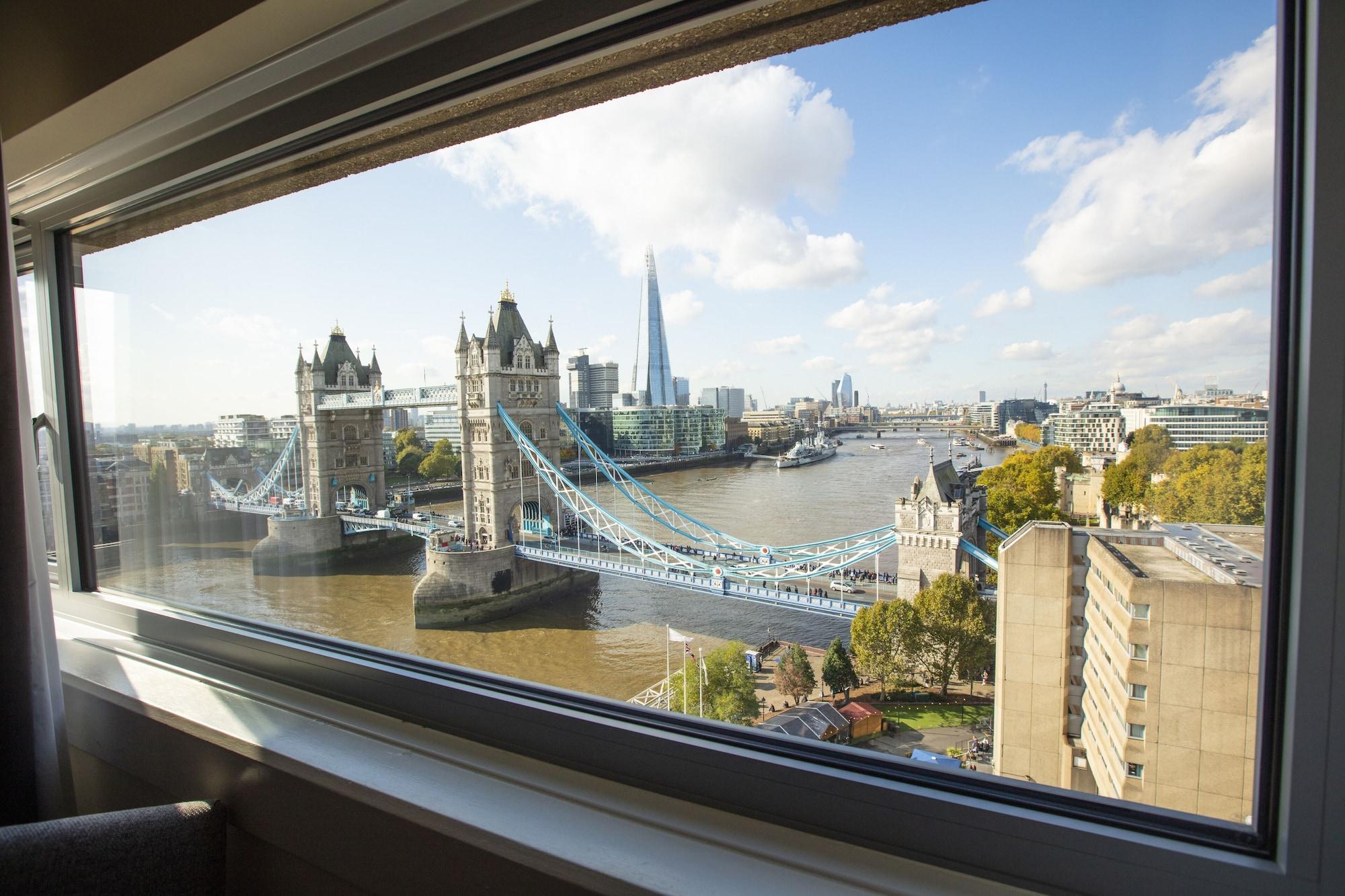 The Tower Hotel, By Thistle Londra Esterno foto Tower Bridge and the Shard from the London Overground
