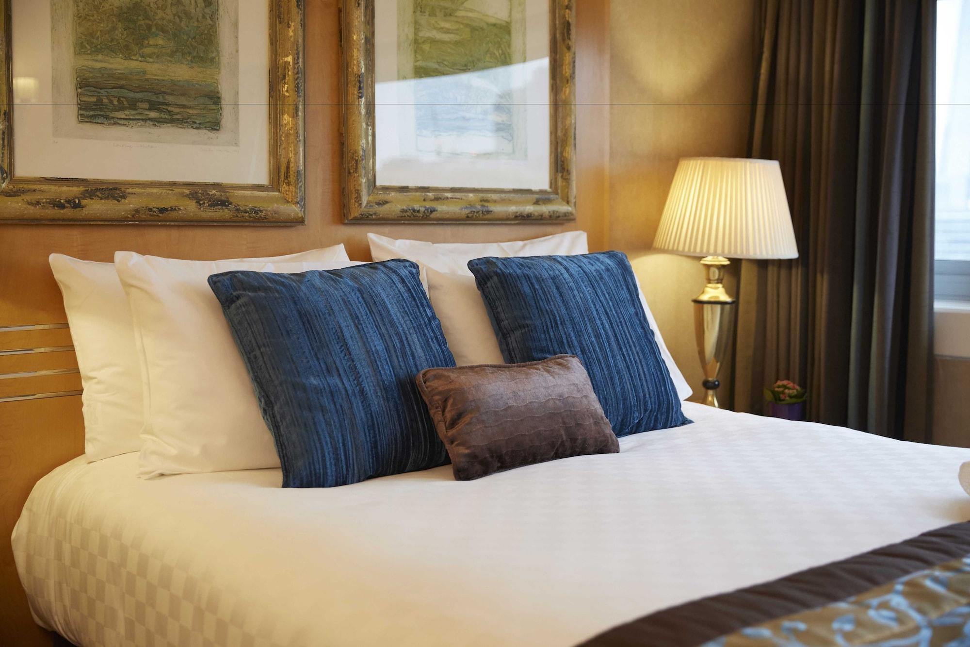 The Tower Hotel, By Thistle Londra Esterno foto A room at the Ritz in London