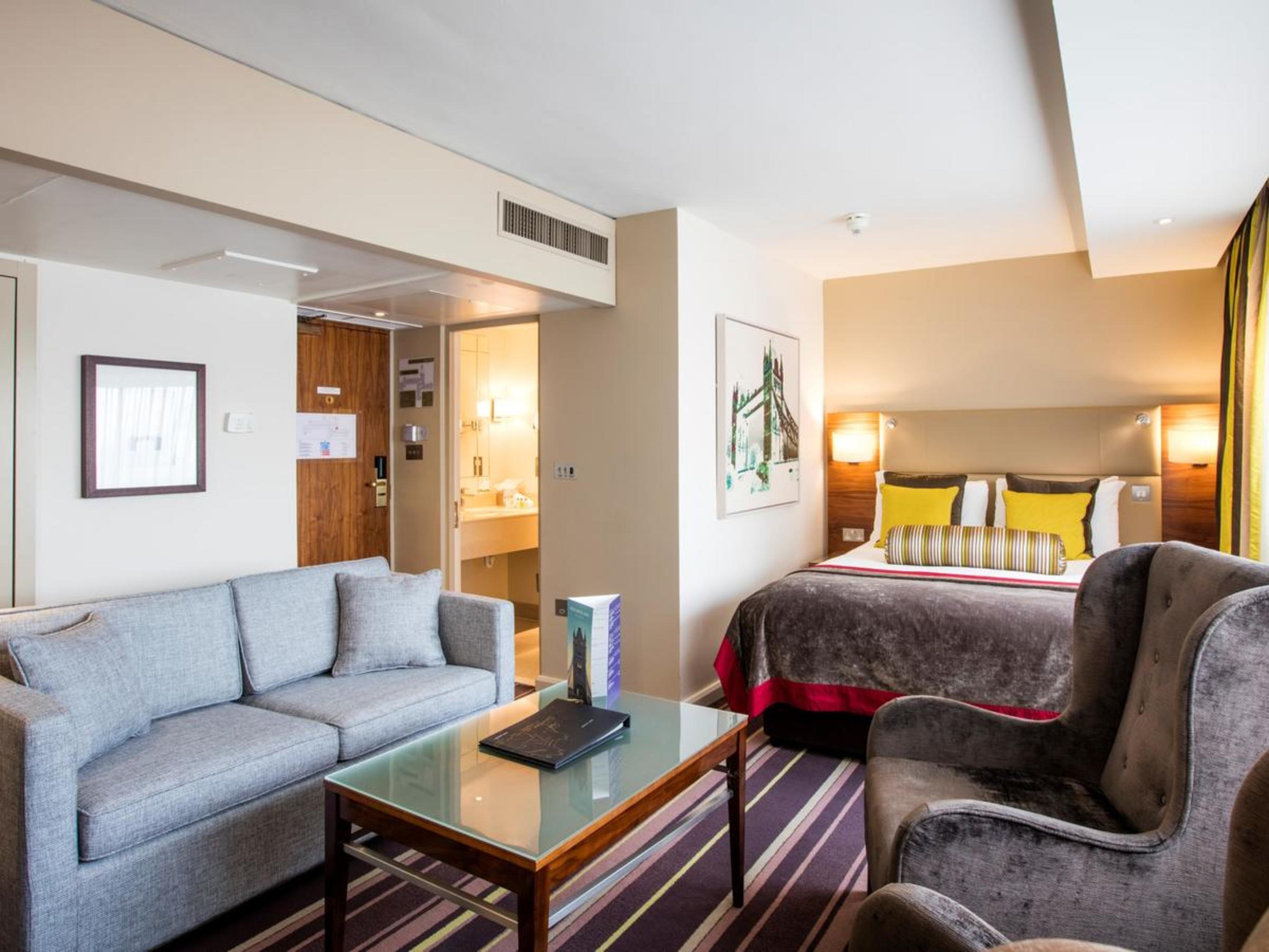 The Tower Hotel, By Thistle Londra Esterno foto A room at the hotel