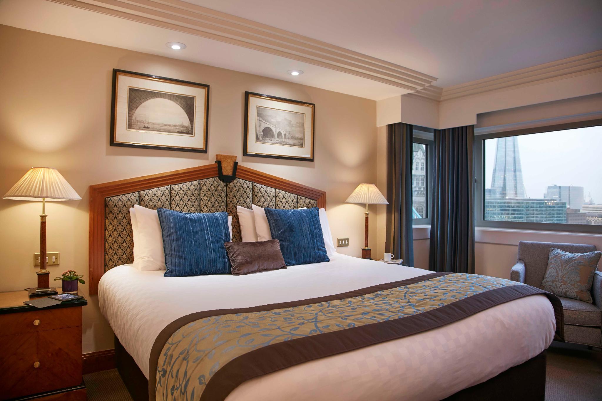 The Tower Hotel, By Thistle Londra Esterno foto A room at the hotel