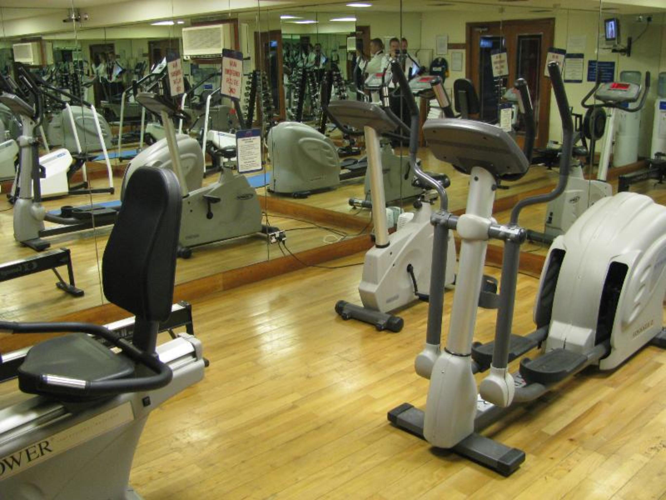 The Tower Hotel, By Thistle Londra Esterno foto Elliptical bikes in a gym