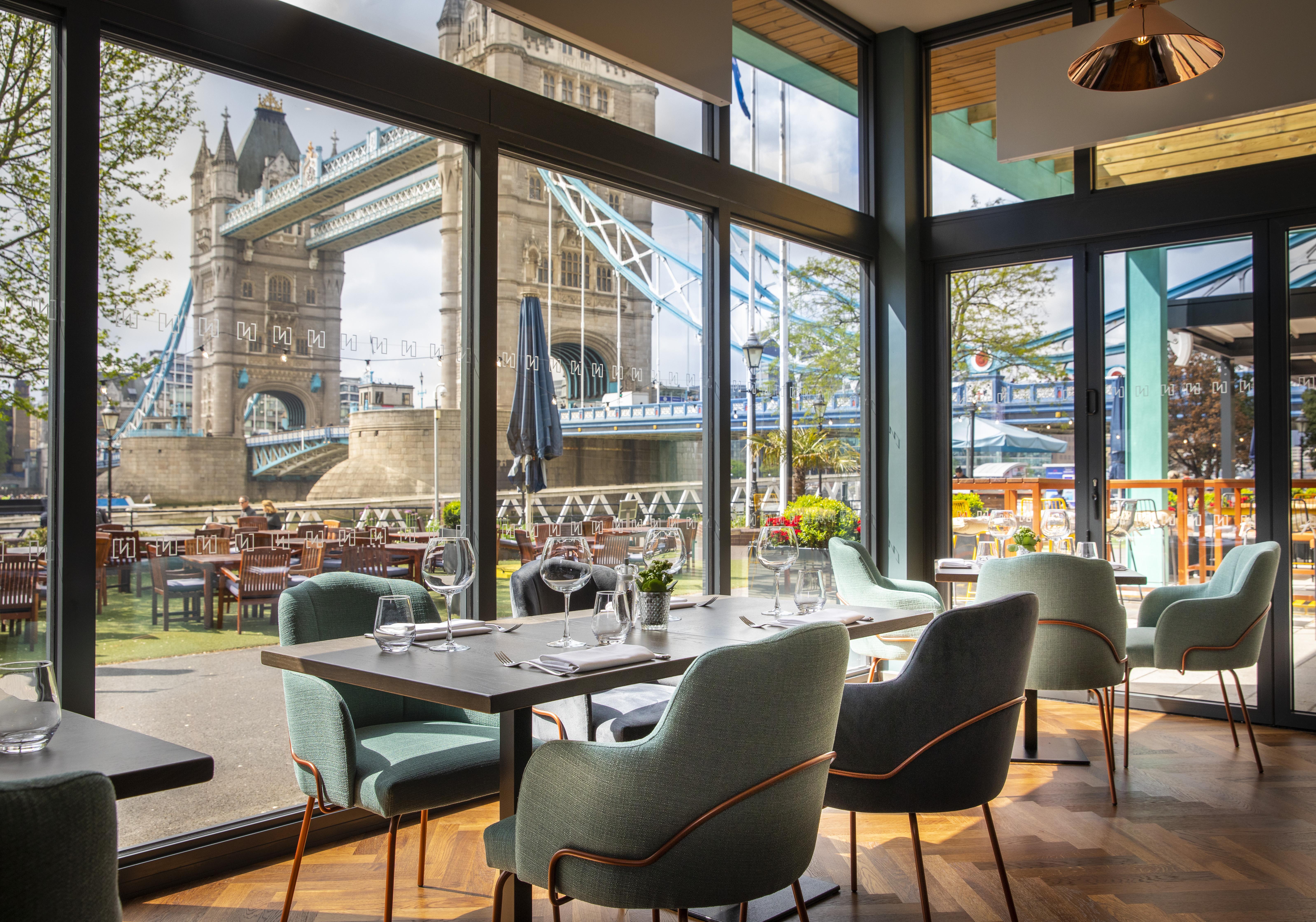 The Tower Hotel, By Thistle Londra Esterno foto The view of Tower Bridge from the restaurant