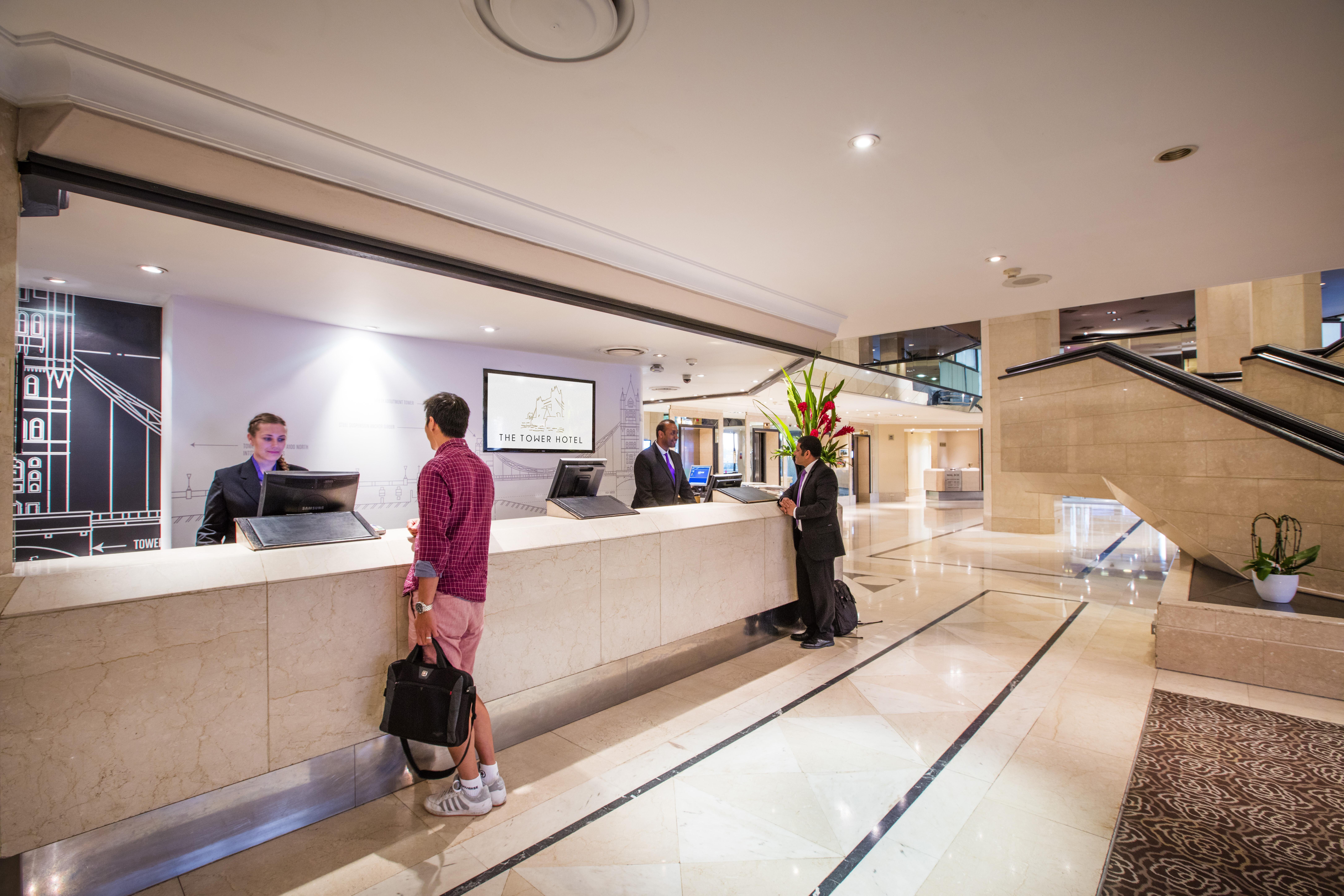 The Tower Hotel, By Thistle Londra Esterno foto Reception desk at The Tower Hotel