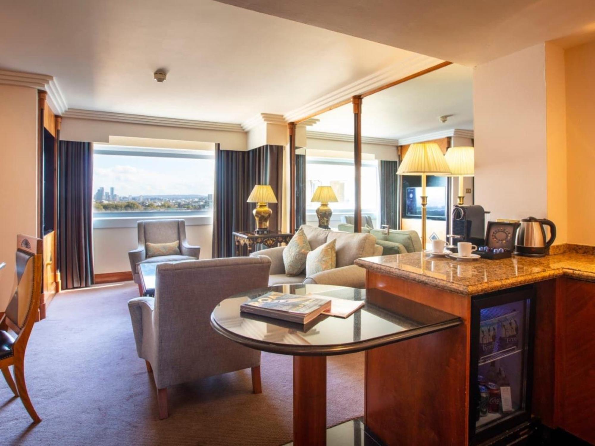 The Tower Hotel, By Thistle Londra Esterno foto A view of the river from a room at the hotel