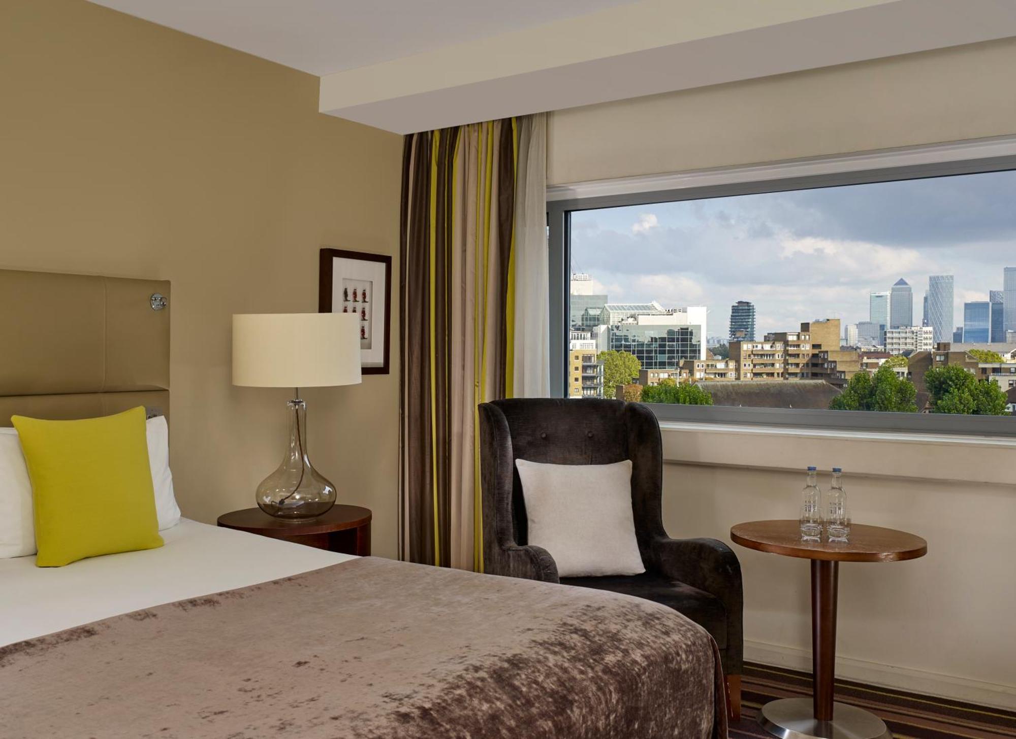 The Tower Hotel, By Thistle Londra Esterno foto The view of the Canary Wharf skyline from a room at the Intercontinental London West End