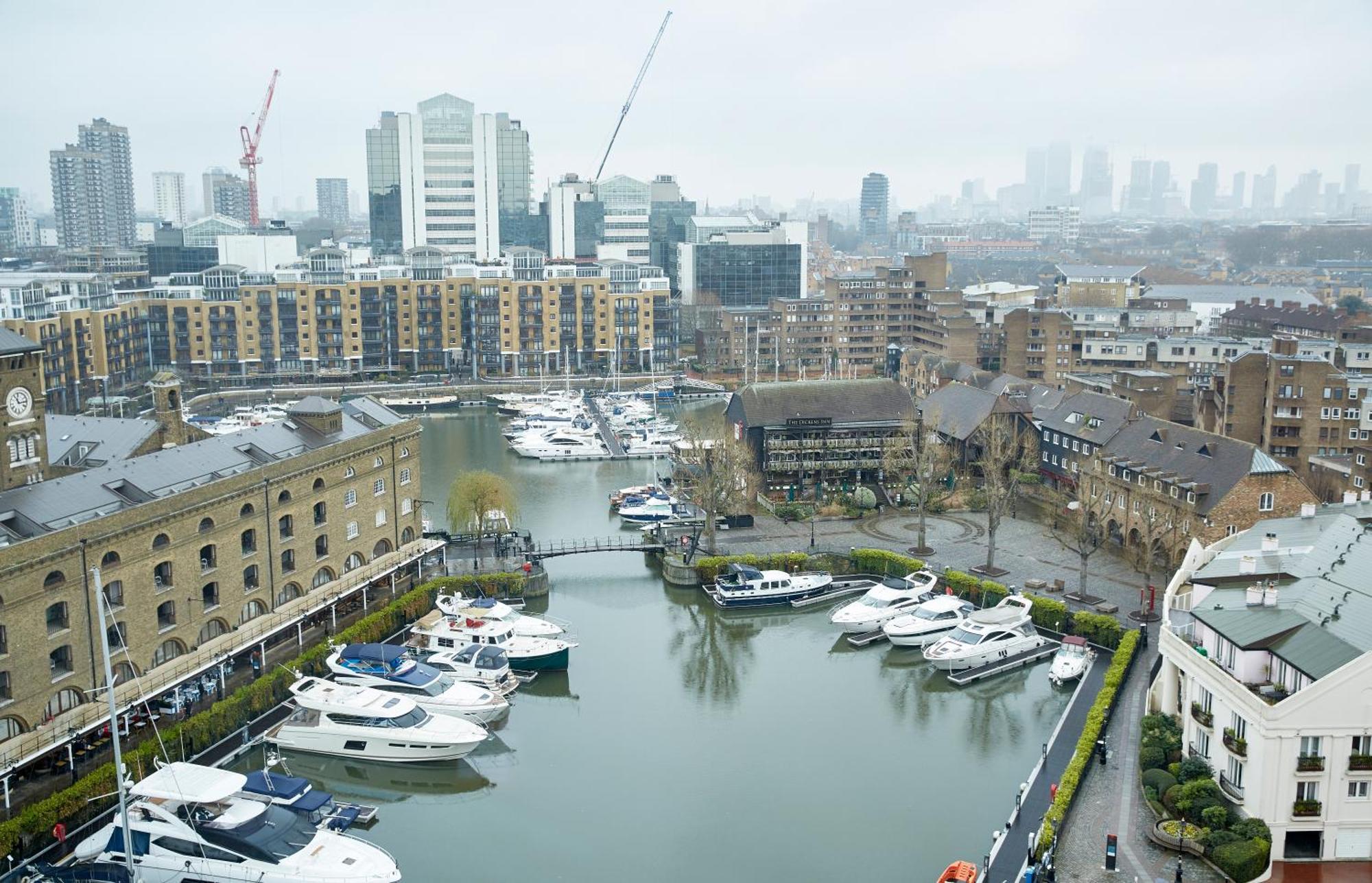 The Tower Hotel, By Thistle Londra Esterno foto The view of the marina from the hotel