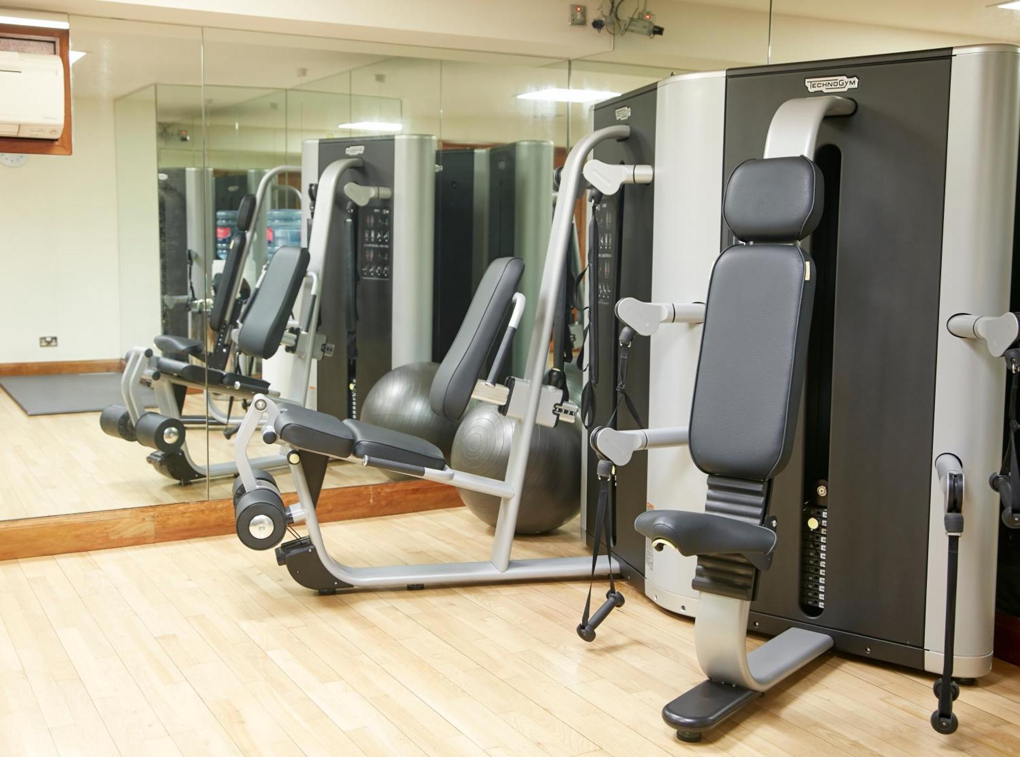 The Tower Hotel, By Thistle Londra Esterno foto Machines in a gym