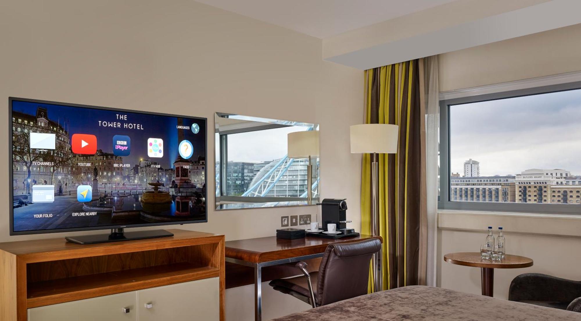 The Tower Hotel, By Thistle Londra Esterno foto The BBC iPlayer app displayed on a hotel room television