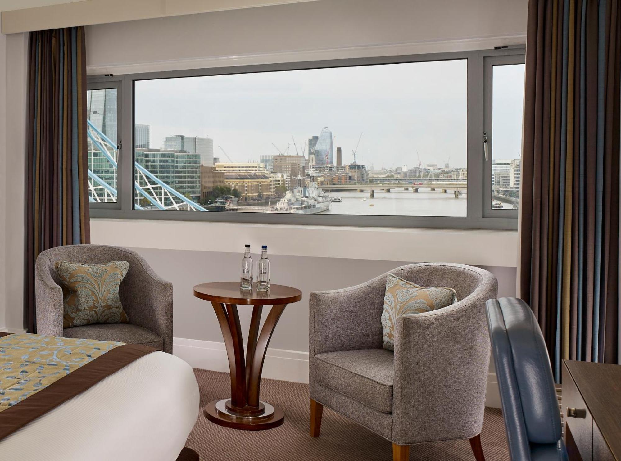 The Tower Hotel, By Thistle Londra Esterno foto The view of the Thames from a room at the hotel