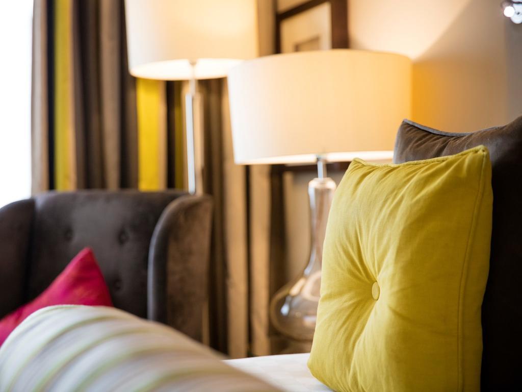 The Tower Hotel, By Thistle Londra Esterno foto Detail of a room