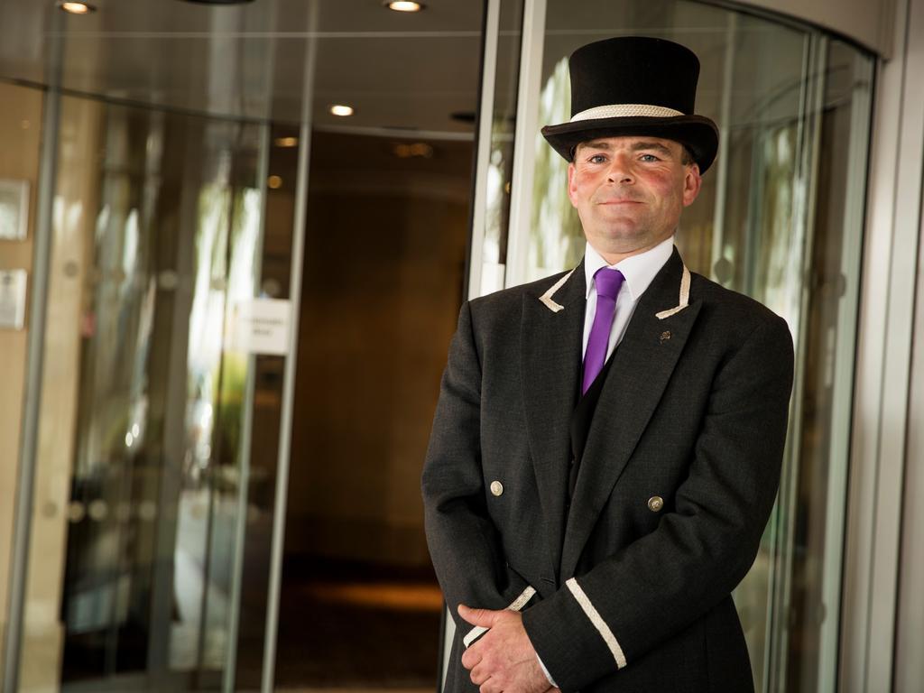 The Tower Hotel, By Thistle Londra Esterno foto Receptionist