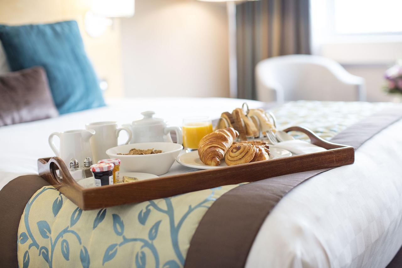 The Tower Hotel, By Thistle Londra Esterno foto Breakfast served in a hotel room