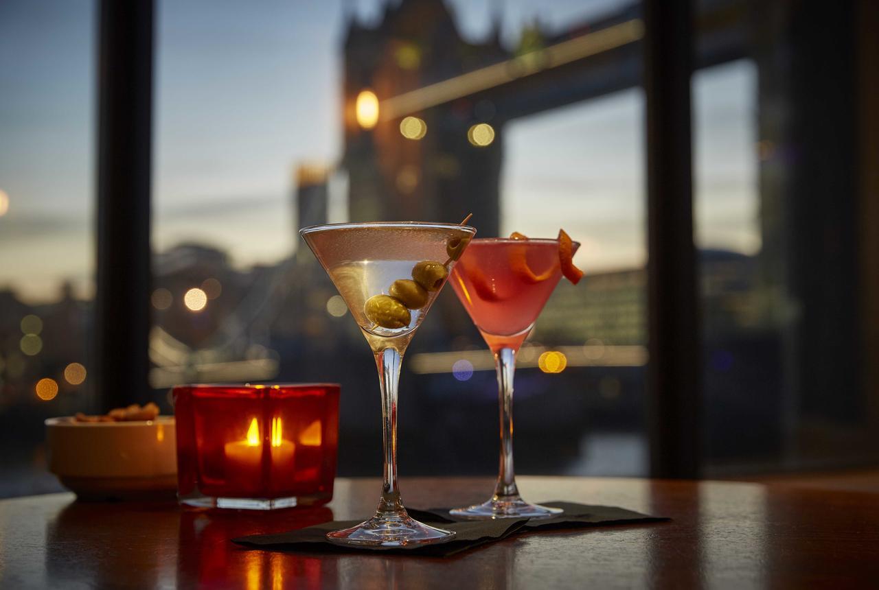 The Tower Hotel, By Thistle Londra Esterno foto Cocktails at the Skyline Bar